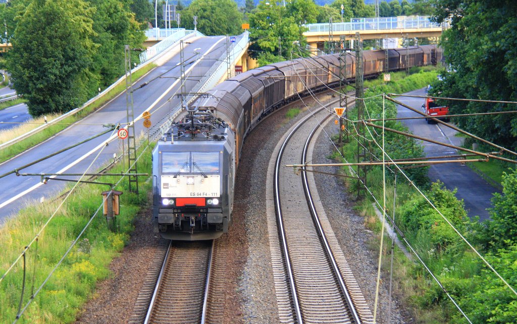 189 111 von MRCE kommt aus Richtung Koblenz mit einem langen Papierleerzug aus Italien nach Dortmund und f�hrt in Richtung K�ln auf der Rechten Rheinstrecke (KBS 465) bei Bad-Honnef am Rhein in der Abendstimmung am Abend vom  25.6.2013.