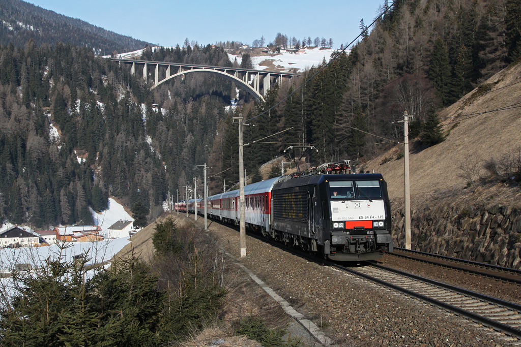 189 115 mit einem Nachtzug am 10.03.2012 bei St. Jodak.
