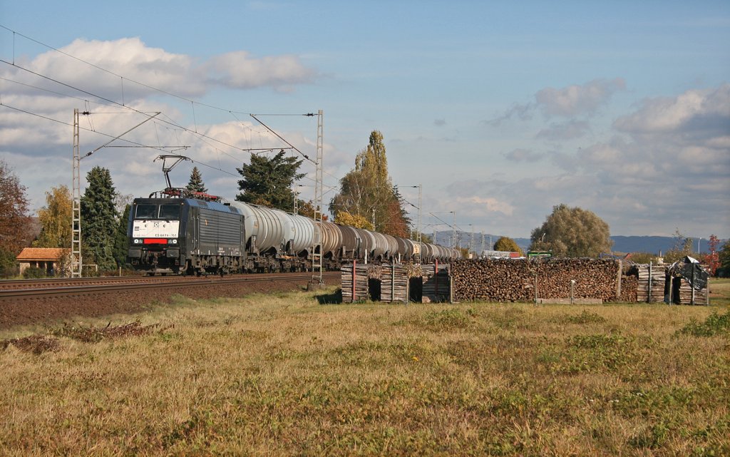 189 151 (ES 64 F4-151) im Einsatz fr DB Schenker mit einem Kesselwagen-Ganzzug bei Hergershausen. 26.10.11