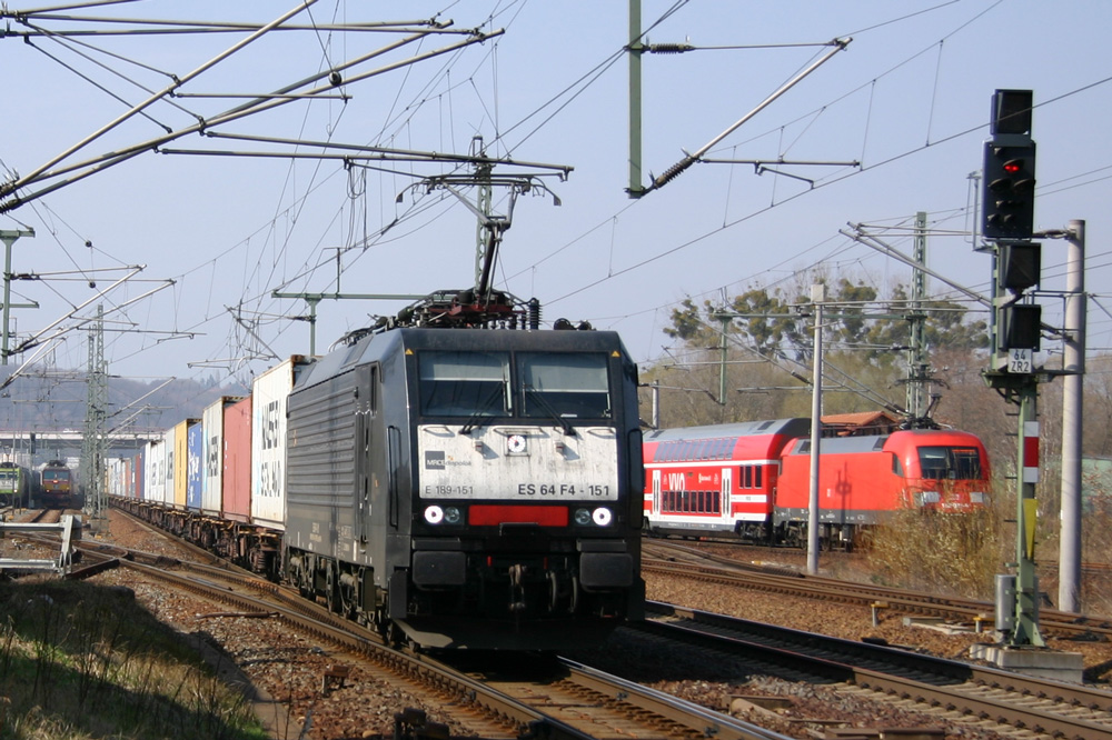189 151 fhrt mit einem Containerzug durch Pirna Richtung Bad Schandau. 28.03.2012