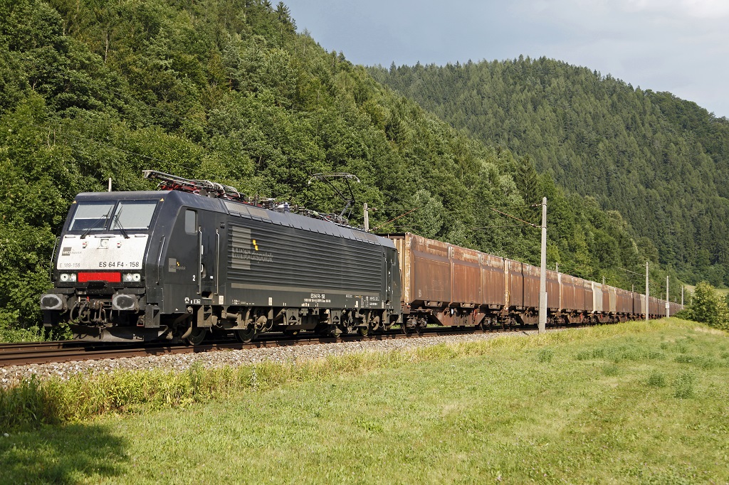 189 158 mit Gterzug 42002 nahe Pernegg am 26.07.2013.