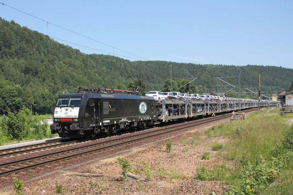 189 200-9 der ITL mit einem Autozug in Richtung Dresden bei der Fahrt durch K�nigstein im Elbtal. Fotografiert am 31.05.2011. 