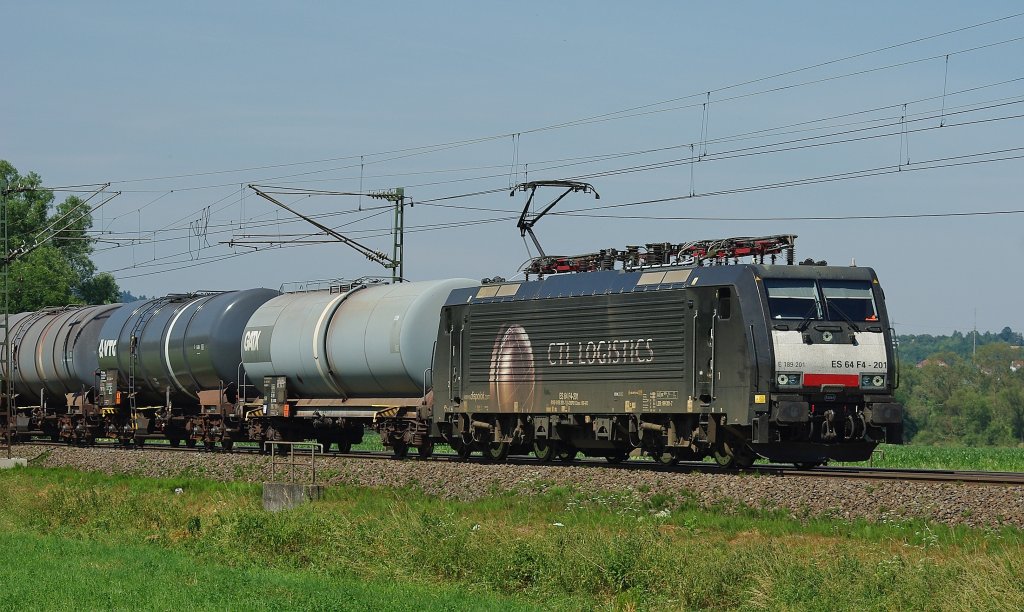 189 201-7 (ES 64 F4-201) bespannte am 08.07.2010 einen Kesselwagenzug in Richtung Sden. Hier bei Unterhaun.