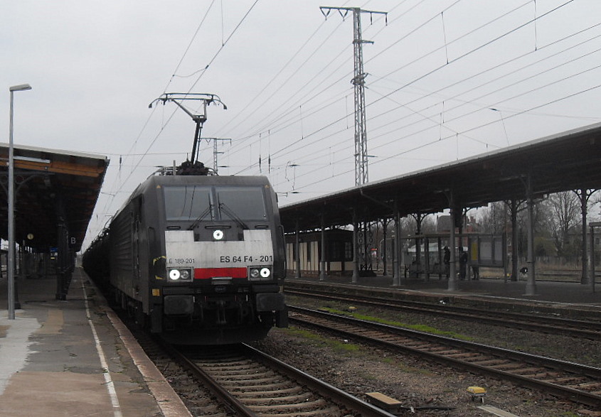 189 201 (ES64F4-201)mit einem Kesselzug am 06.04.2012 in Stendal