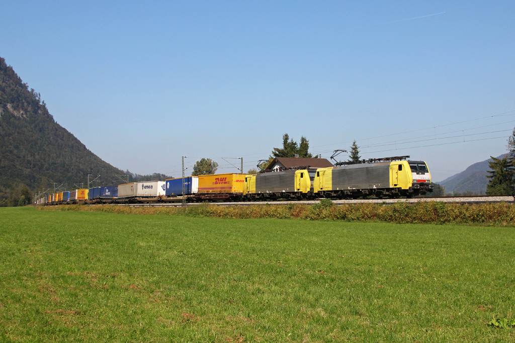 189 202 + 189 xxx mit einem KLV Zug am 02.10.2011 im Inntal bei Niederaudorf.