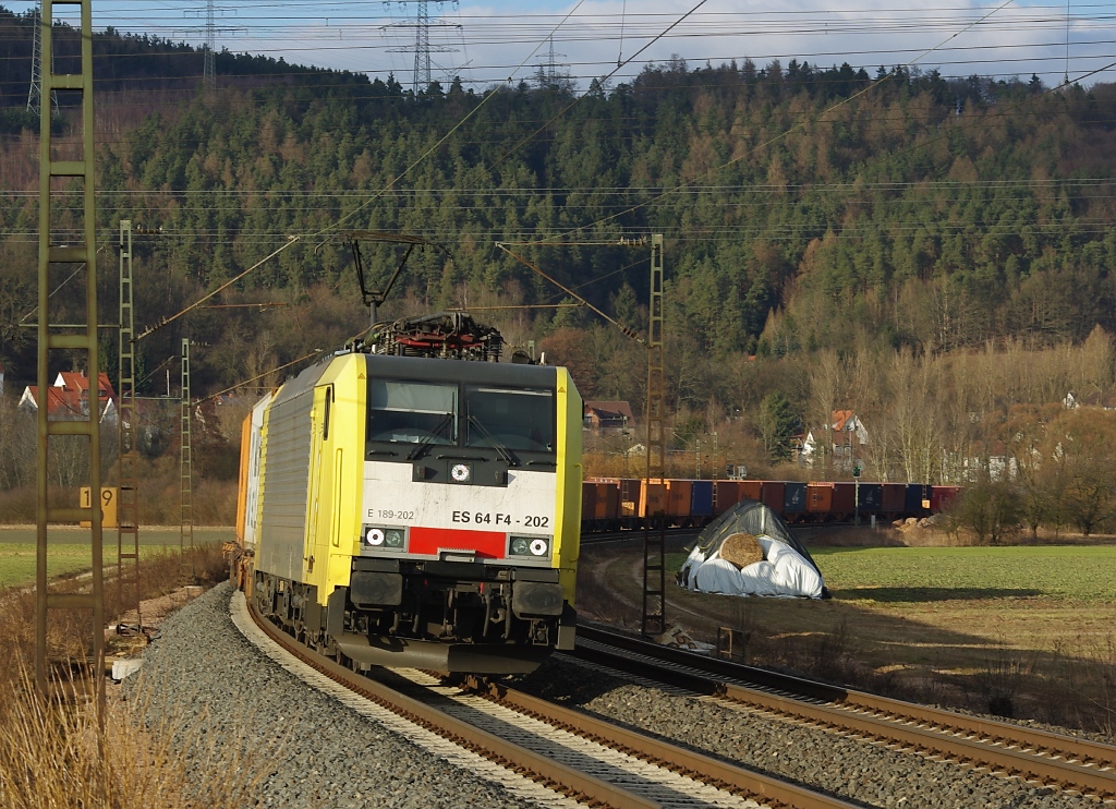 189 202 (ES 64 F4-202) mit Containerzug in Fahrtrichtung Sden. Aufgenommen am 06.03.2011 zwischen Mecklar und Friedlos.