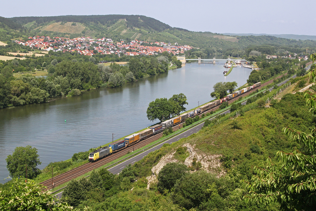 189 202 mit einem KLV Zug am 30.06.2012 im Maintal bei Veitshchheim.