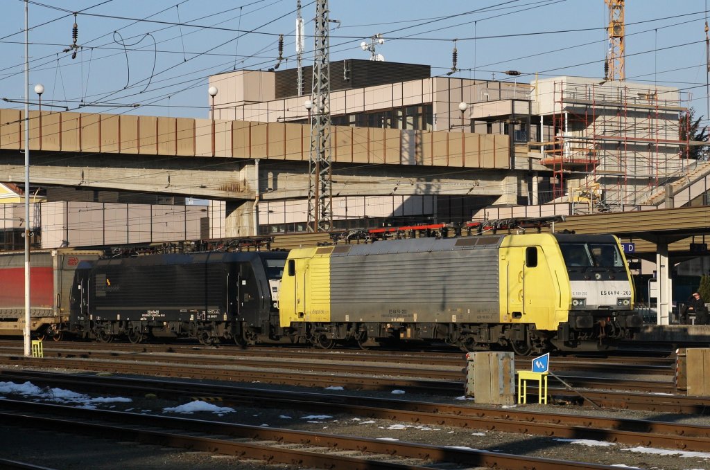 189 203-3 und 189 927-7 von TXL sind am 3.3.2013 in den Bahnhof Kufstein eingefahren und werden nach kurzem Aufenthalt weiter nach Italien fahren. Die 189 203-3 wird am Schluss des Zuges angehngt.