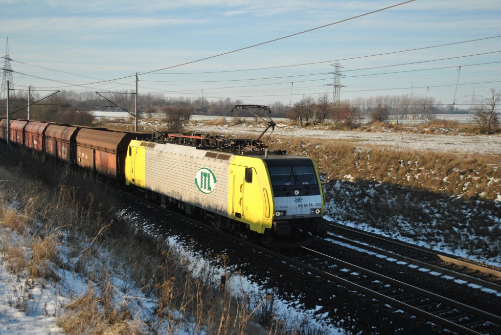 189 203-3 im Dienst der ITL mit kommt mit leeren Kohlewagen aus Richtung Braunschweig gefahren. Fotografiert am 23.12.2009 in Magdeburg Diesdorf. 