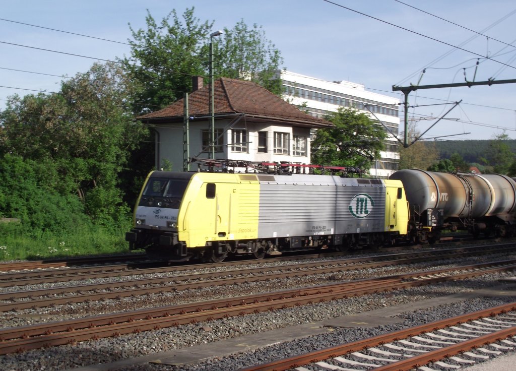 189 203-3 (ES 64 F4-203) der ITL zieht am 23. Mai 2011 einen Kesselwagenzug durch Kronach.