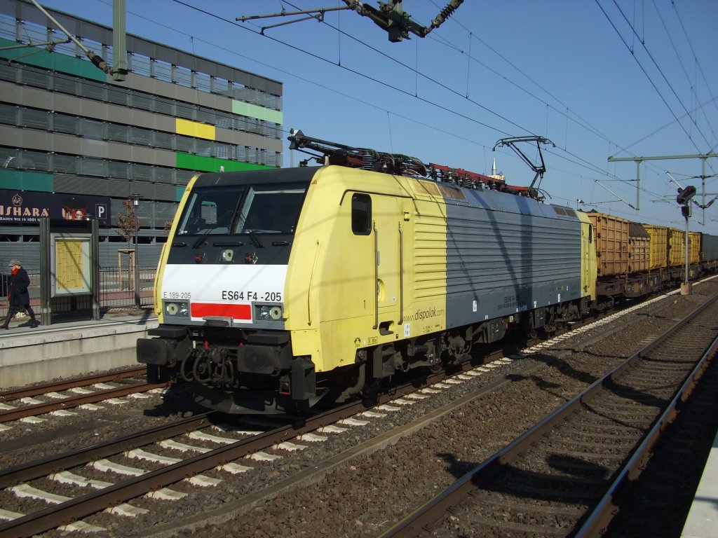 189 205-8 (ES64 F4-205) zieht einen Schrottzug durch Bielefeld. 08.03.2011.