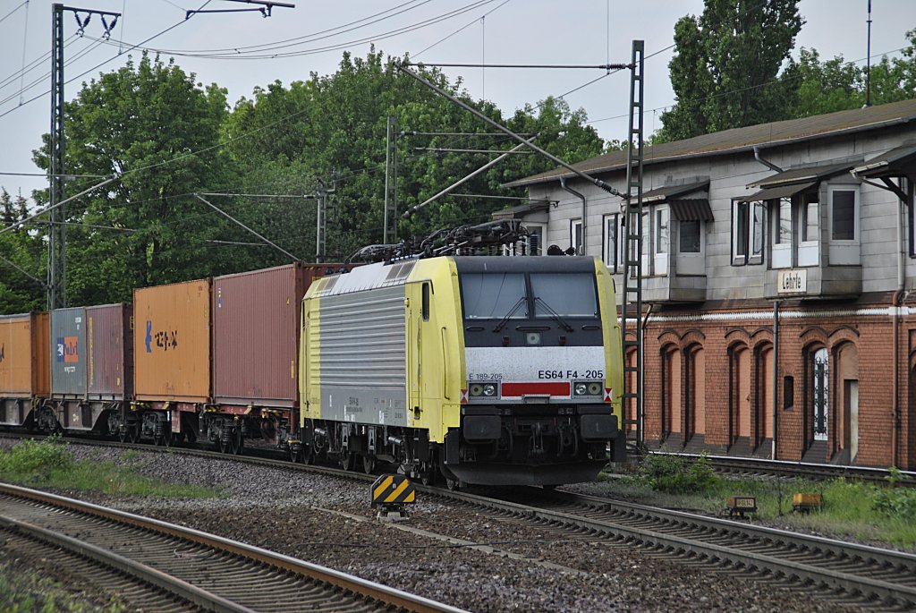 189 205, am Zugschluss eines Containerzuges in Lehrte am 11.05.2011