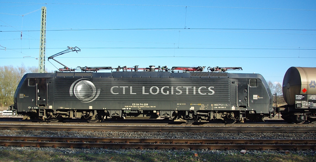 189 209-0 (ES 64 F4-209) der CTL im Seitenprofil. Hier mit einem Kesselwagenzug in Fahrtrichtung Norden. Aufgenommen am 19.03.2011 in Eschwege West.