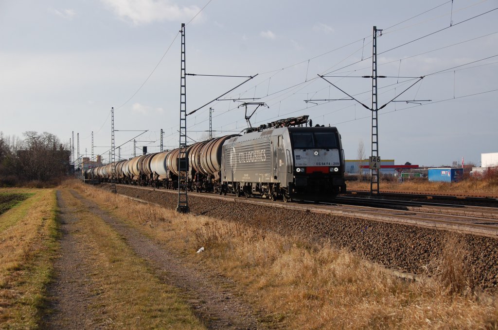 189 209 von CTL Logistics durchfhrt hier mit ihrem Kesselwagenzug den
Bahnhofsbereich von Landsberg (b. Halle), 29.12.2011.