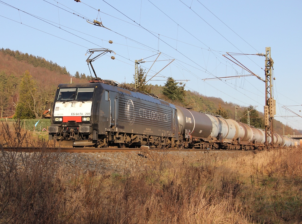 189 209 (ES 64 F4-209) mit Kesselwagenzug in Fahrtrichtung Sden. Aufgenommen am 15.01.2012 bei Mecklar.