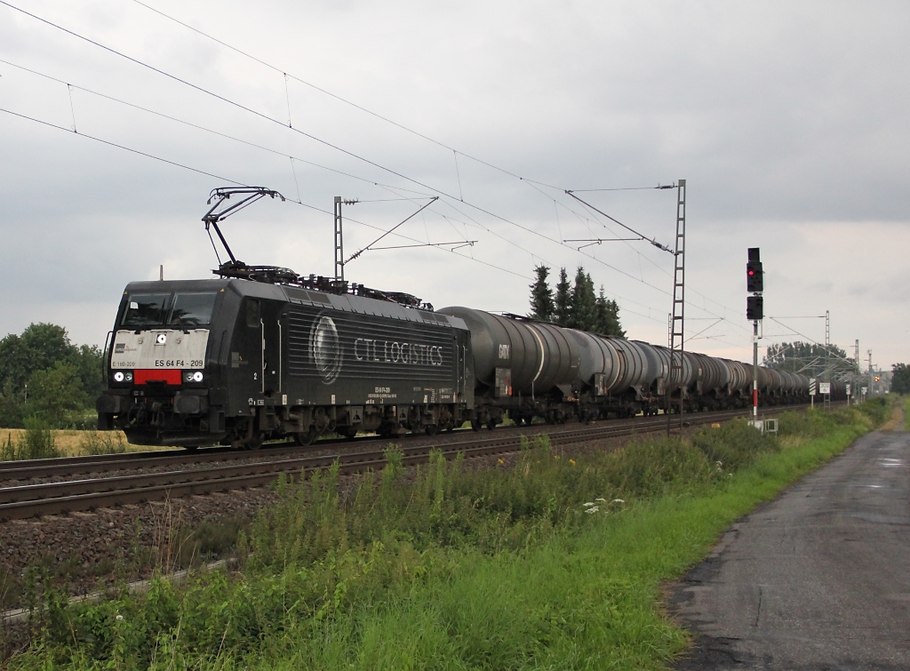 189 209 (ES 64 F4-209) mit Kesselwagenzug in Fahrtrichtung Norden. Aufgenommen am 20.07.2012 bei der Nordeinfahrt nach Eschwege.