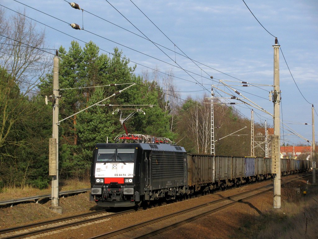 189 211 mit einem Kohlenleerzug Richtung Senftenberg am 19.11. in Bestensee.