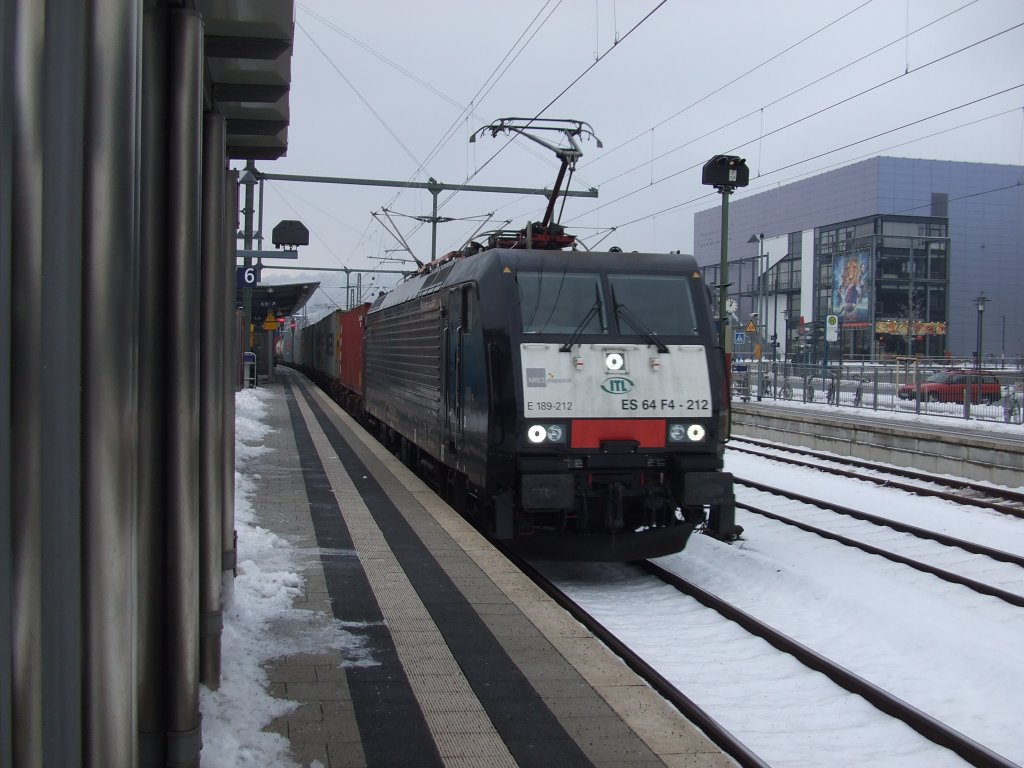 189 212-4 (ES 64 F4-212) mit einem Gterzug durch Bielefeld. Aufgenommen am 07.12.2010.