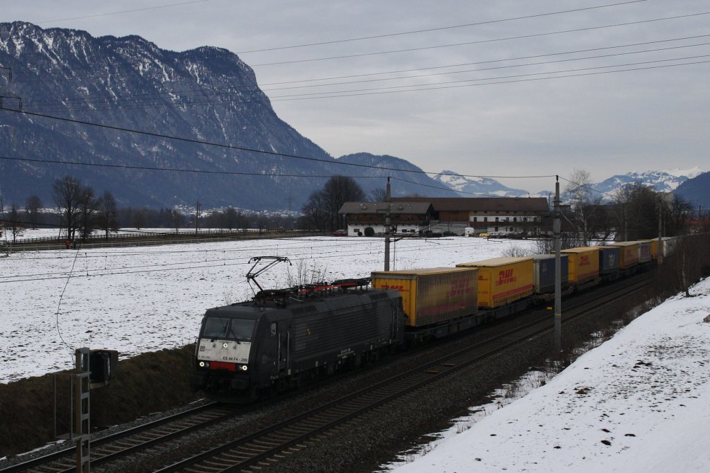 189 280-1 von MRCE ist am 27.1.2013 mit Sattelauflegern auf dem Weg durch das Inntal nach Italien. Hier bei Kirchbichl zwischen Kufstein und Wrgl.