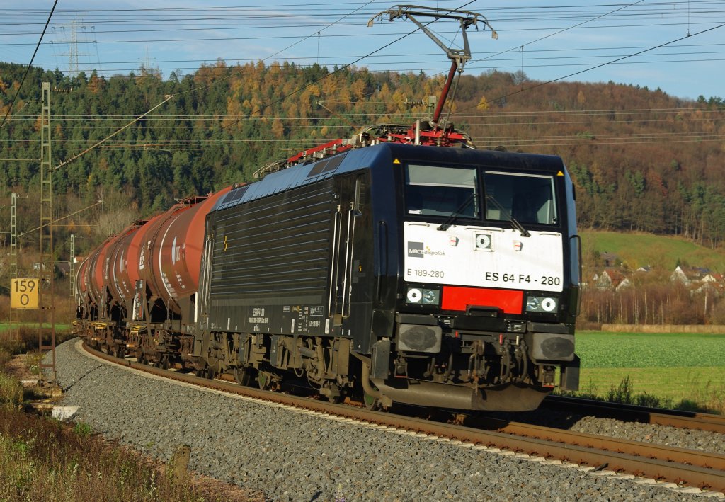 189 280 (ES 64 F4-280) legt sich mit ihrem Kesselwagenzug zwischen Friedlos und Mecklar in die Kurve. Aufgenommen am 14.11.2010.