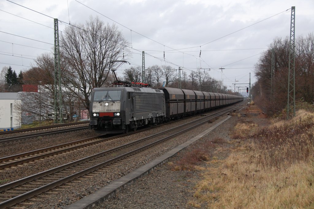 189 281 mit ihrem Ganzzug bestehend aus VTG Fals, hier kurz vor Gtersloh, 04.12.2011.