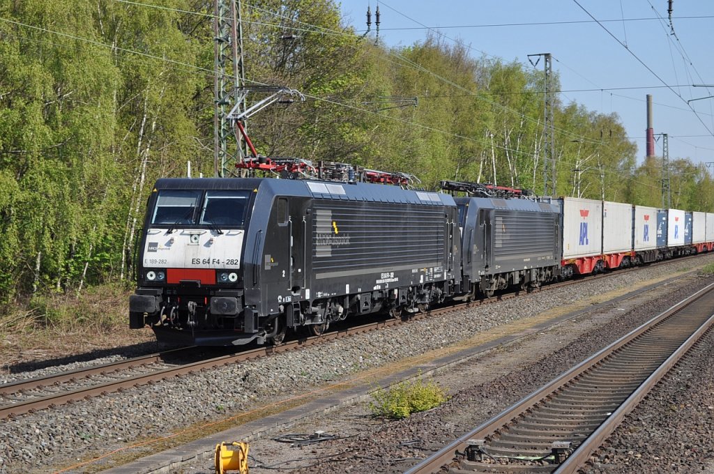 189 282 und 189 092 ( MRCR )im Schlepp mit einem Containerzug in Dinslaken am 23.04.2010