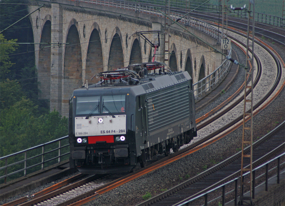 189 284 als Tfzf Richtung Altenbeken auf dem Viadukt, 13.8.10
