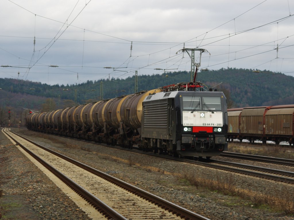 189 285 (ES 64 F4-285) mit einem relativ kurzen Kesselwagenzug in Fahrtrichtung Sden. Aufgenommen am 14.01.2011 in Mecklar.