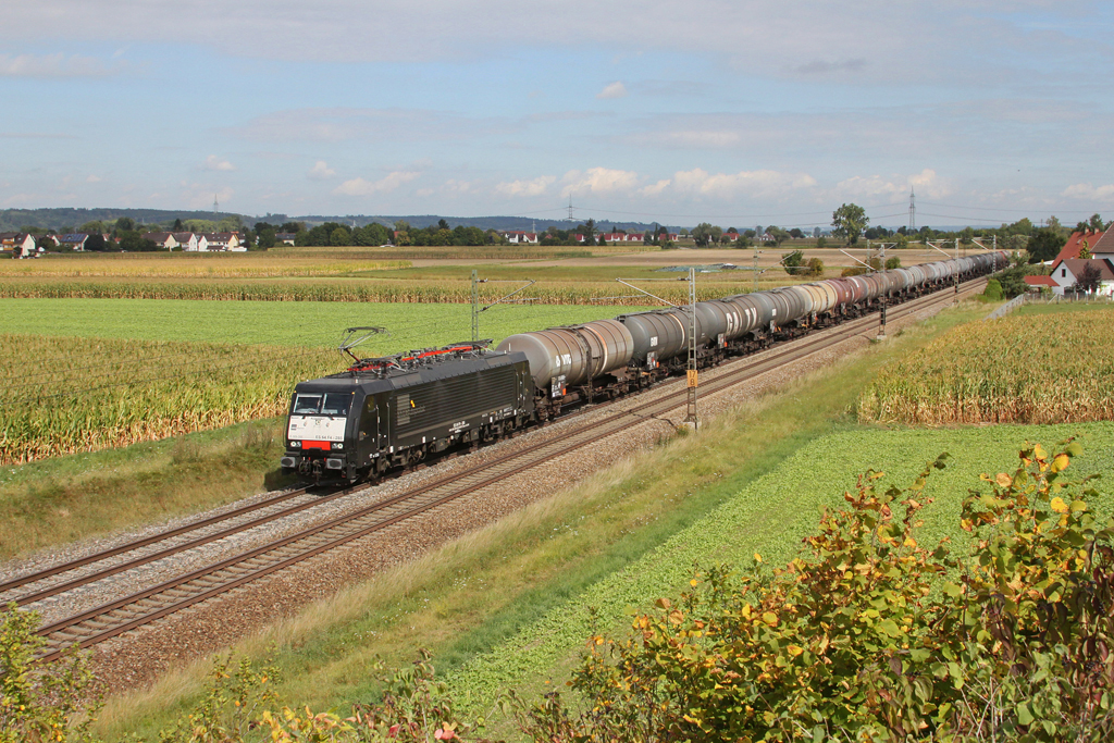 189 285 mit einem Kesselwagenzug am 30.08.2011 bei Herbertshofen.