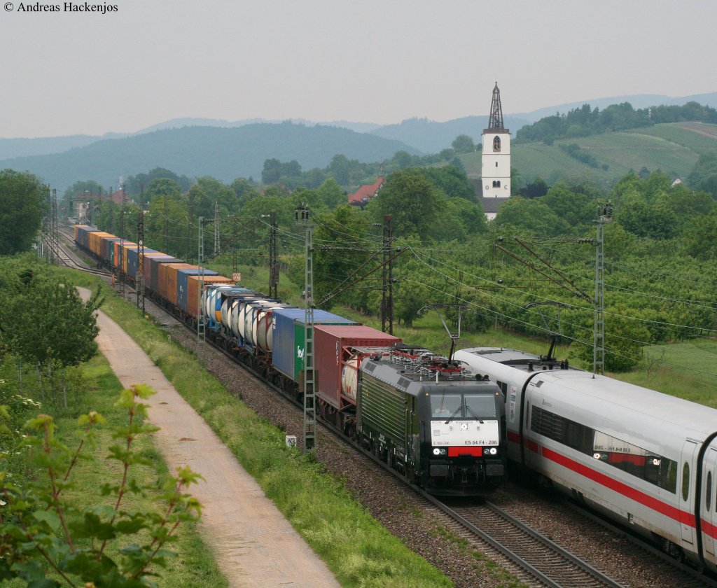 189 286-8 mit dem DGS 40103 (Rotterdam Waalhaven - Melzo) begegnet 401 010-4  Gelsenkirchen  als  ICE 870 (Basel SBB-Berlin Ostbahnhof) bei Denzlingen 2.6.10