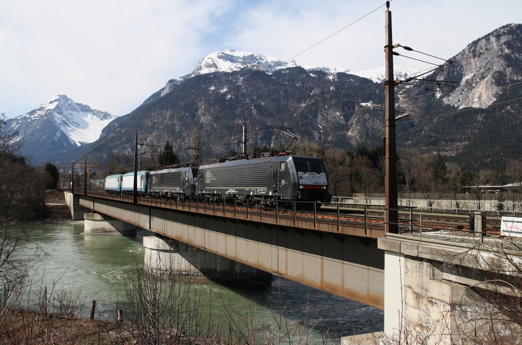 189 287-6 und 189 927-7 fahren am 21.3.2012 mit zwei Italienischen Loks der BR 412 ber die Innbrcke bei Brixlegg nach Kufstein.