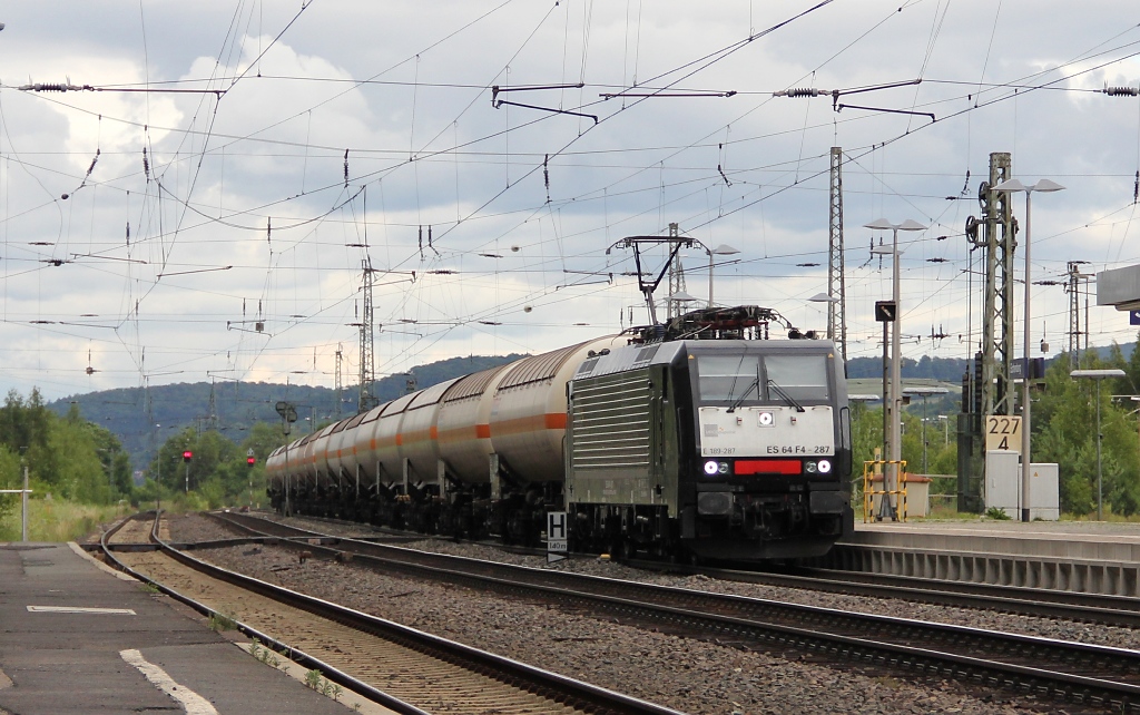 189 287 (ES 64 F4-287) mit Gaskesselwagenzug in Fahrtrichtung Sden. Aufgenommen am 23.06.2011 in Eichenberg.