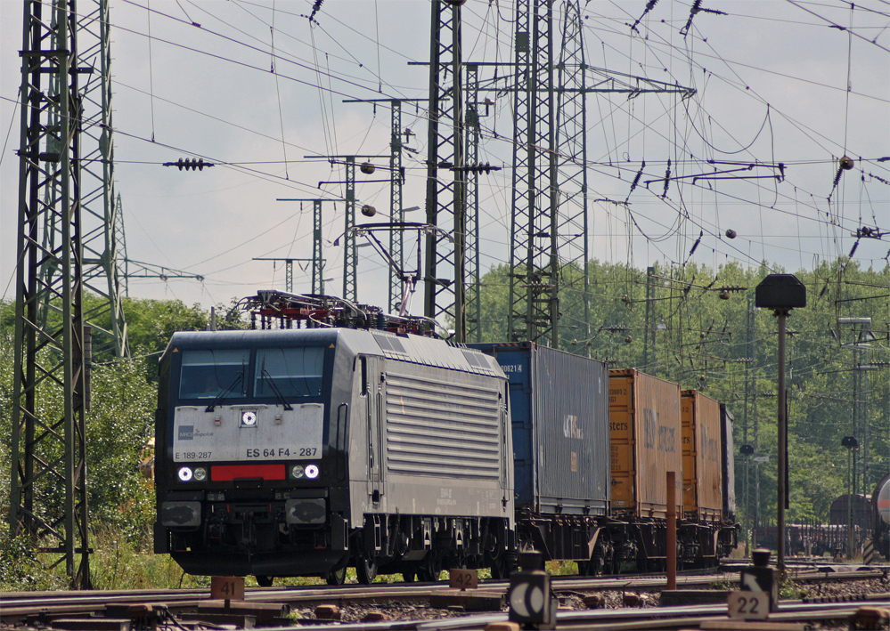 189 287 mit einem G�terzug bei der Durchfahrt in K�ln Gremberg, 5.8.10