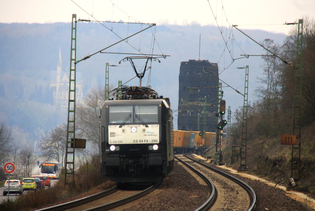189 290 von ERS Railways kommt aus Richtung Kln mit einem langen Containerzug aus Rotterdam(NL) nach Melzo(I) und fhrt in Richtung Koblenz auf der Rechte Rheinstrecke (KBS 465) bei Kasbach-Linz am Rhein  bei Wolken am Kalten 3.4.2013.
