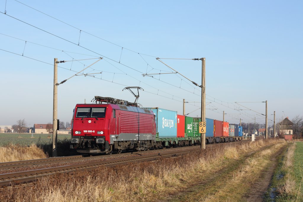 189 800-6 der MTEG ist mit einem kurzen Containerzug auf der KBS 500 in Richtung Dresden unterwegs. Fotografiert am 29.11.2011 in Bhla. 