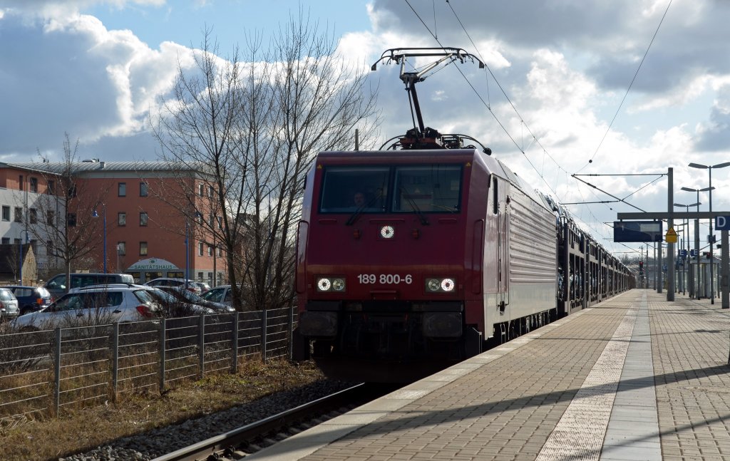 189 800 bespannte am 26.02.12 den MTEG-Skoda-Zug, hier bei der Durchfahrt durch Bitterfeld.
