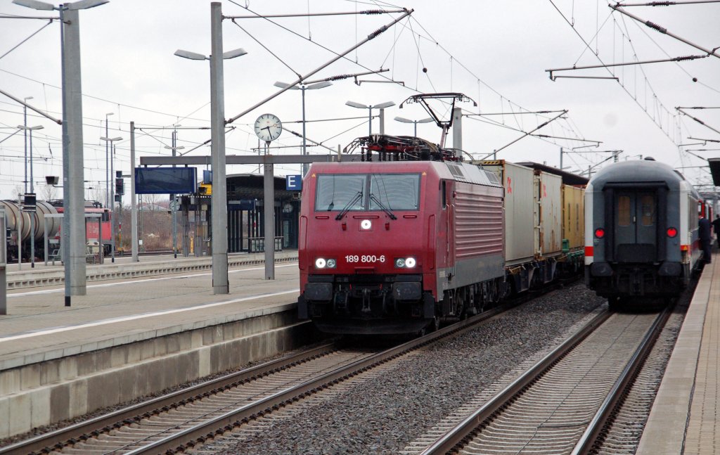 189 800 zieht am 26.03.11 einen Containerzug aus Richtung Wittenberg kommend durch Bitterfeld. Die Lok ist zur Zeit an die ITL vermietet.