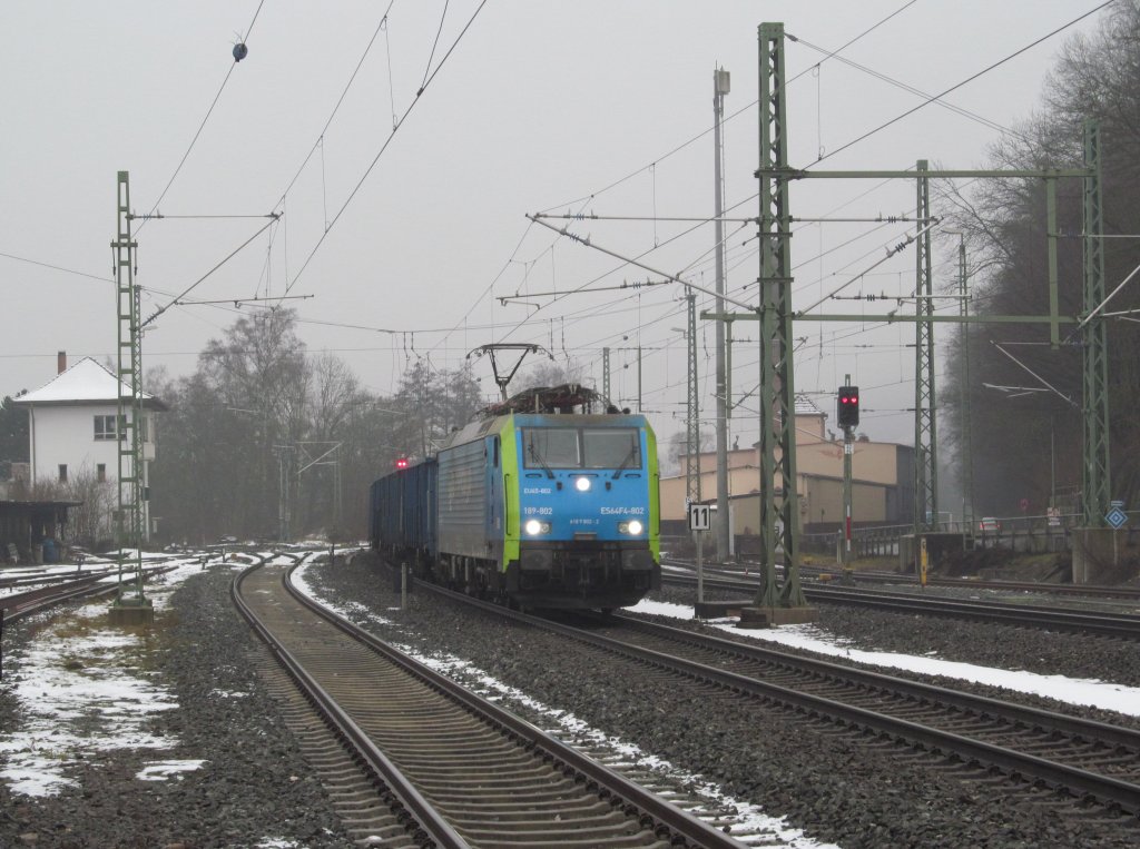 189 802 von PKP Cargo zieht am 22. Dezember 2012 den DGS 20997 (Ulm Rbf - Frankfurt/Oder) durch Kronach.