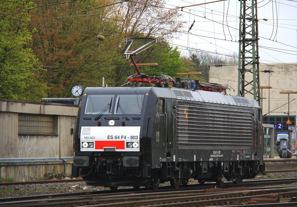 189 803 ES64 F4-803 von MRCE rangiert in Aachen-West bei Aprilwetter mit Wolken am 23.4.2012.
Und das ist mein 1000tes bei Bahnbilder.