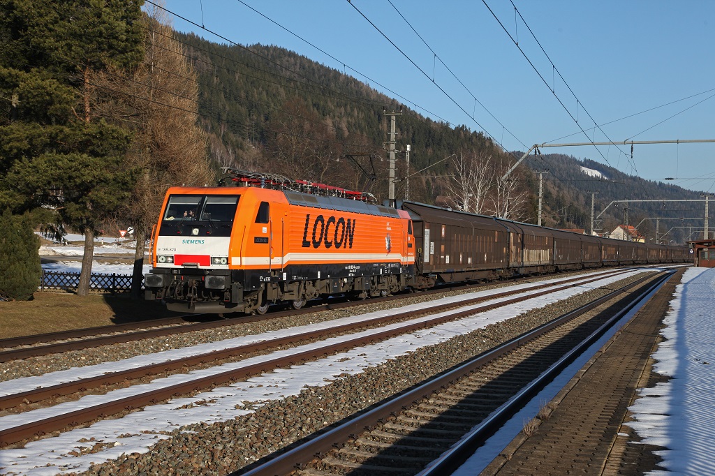 189-820 (LOCON) fhrt am 4.03.2013 mit einem Gterzug durch den Bahnhof Seiz.