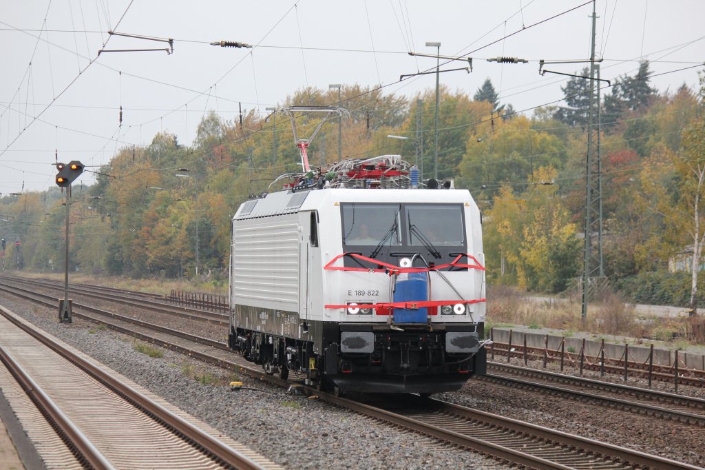 189 822 auf der KBS 370 in Brake bei Bielefeld in Richtung Minden heute am 25/10/2011. Ganz eigenartig mit dem angebrachten Fass an der Front.