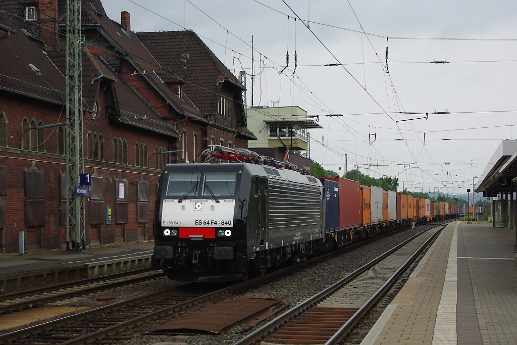 189 840 (ES 64 F4-840) ist jetzt nicht mehr in wei� mit Werbung f�r Siemens unterwegs, sondern f�hrt jetzt in schwarz durch die Gegend!
Aufgenommen am 17.05.2011 in Eichenberg hier mit einem Containerzug in Fahrtrichtung Kassel!