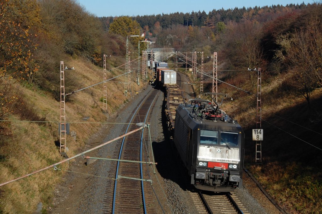 189 840 schl�ngelt sich hier mit ihrem auf der Nord-S�d Relation umgeleitetem Containerzug in das Nebengleis des Bbf Buke, um kurz danach von der Eurobahn �berholt zu werden, 13.11.2011.