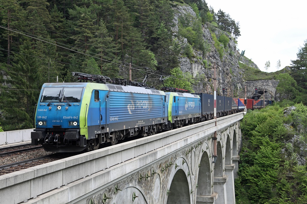 189 842 und 189 153 (PKP-Cargo) mit Güterzug am Krauselklauseviadukt am 24.05.2013.