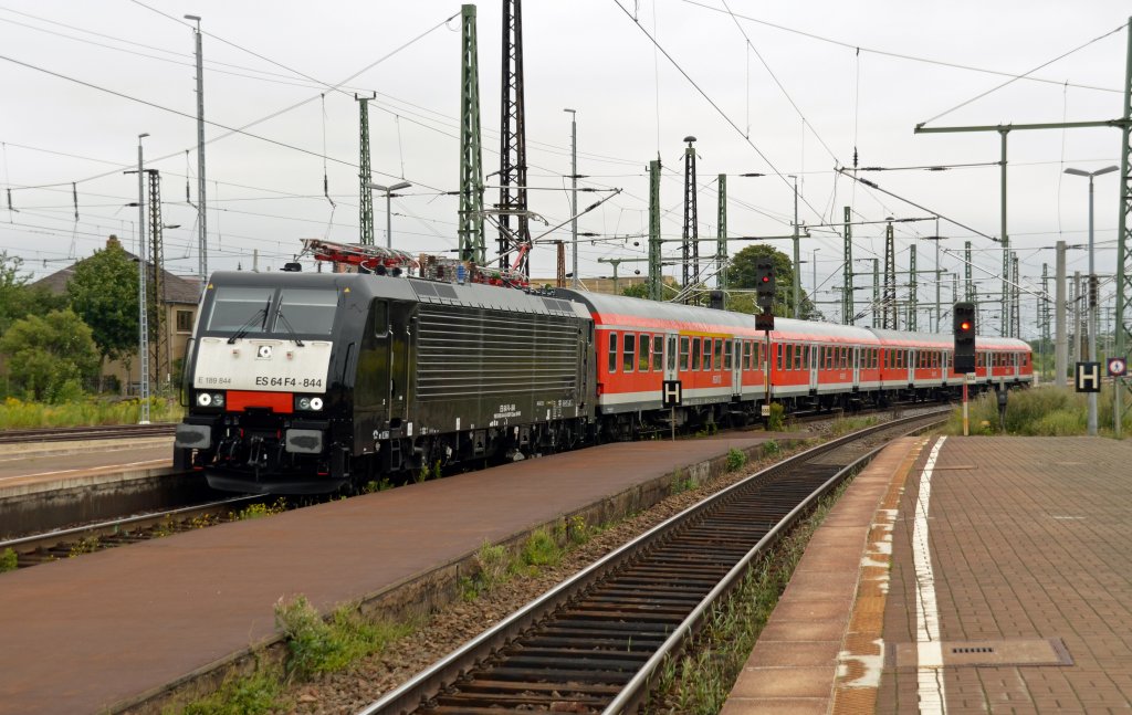 189 844 erreicht mit einer RB aus Halle(S) am 31.07.11 den Bahnhof Weimar.