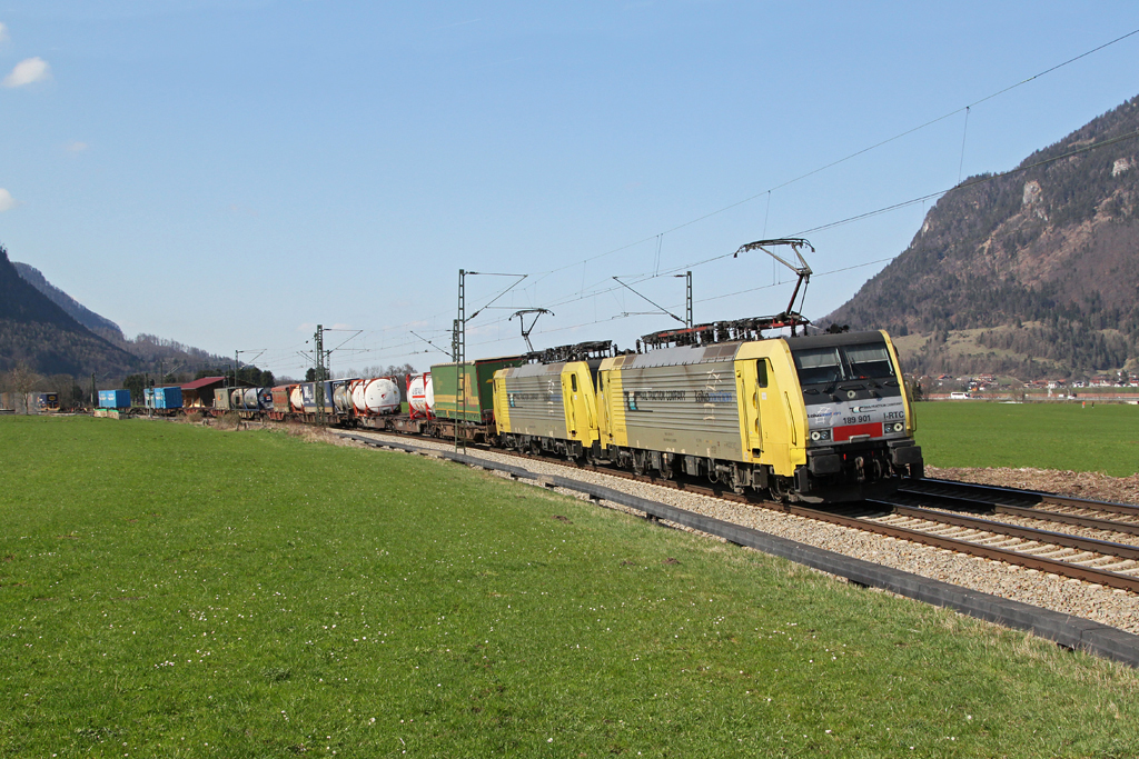 189 901 + 903 mit einem KLV Zug am 01.04.2012 bei Niederaudorf.