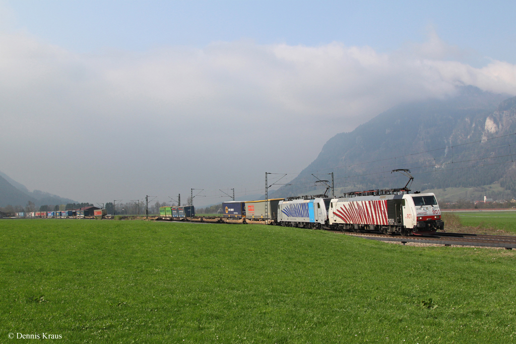 189 901 und 186 287 mit einem KLV Zug am 21.04.2013 bei Niederaudorf.