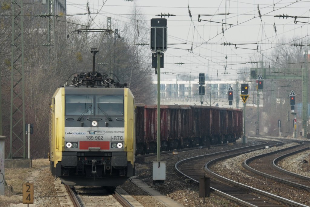 189 902 am 24.03.13 mit Schrott nach Rovato am Heimeranplatz