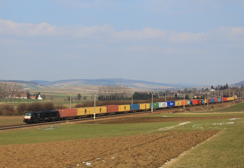 189 902 mit einem Containerzug bei Neulengbach. Aufgenommen am 16. Mrz 2013.