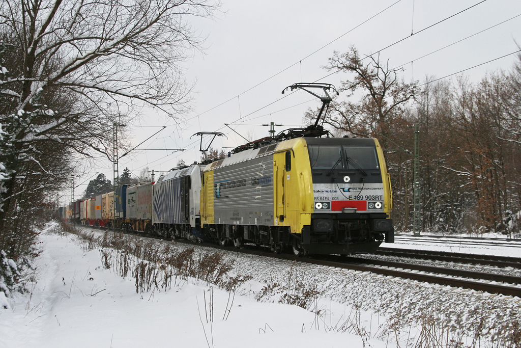189 903 + 185 661 mit einem KLV Zug am 16.12.2010 in Haar.